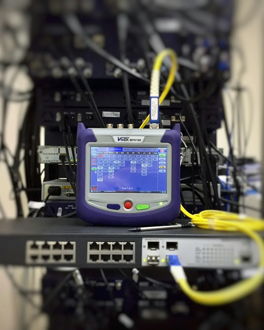 Comprobador OTDR sobre switch de fibra óptica